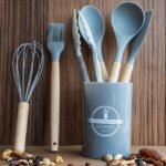 O Jogo com 7 Peças de Silicone Cinza com Cabo de Madeira