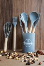 O Jogo com 7 Peças de Silicone Cinza com Cabo de Madeira